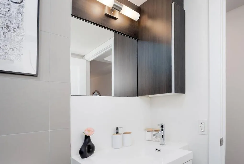 Chic 1-Br Condo; Parking Included; Downtown Core Toronto Apartment